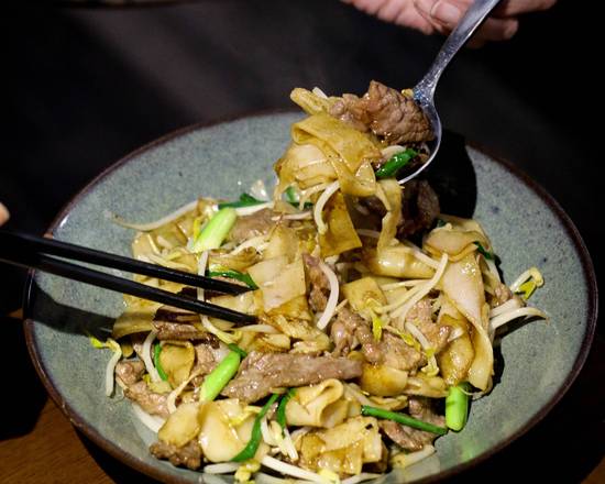 Beef Stir Fried Soy Sauce with Rice Noodle 干炒牛河